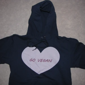 Ny Mörkblå hoodie Go Vegan rosa text hjärta XS/S tröja - Ny hoodie med fint veganbudskap: Go vegan. Passar XS/S