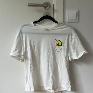 En vit avokado T-shirt,inte andvänd någon gång,stryks självklart innan utskick 