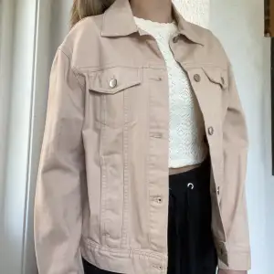 Jeansjacka från H&M i beige/rosa färg. Använd en gång. Storlek S. Pris 40kr 