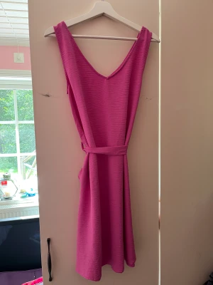 Klänning  - Fin kläning som går till mitten av låren. Använd bara en gång 