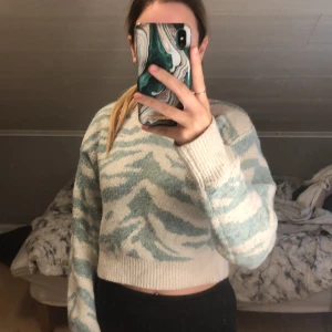 Stickad mönstrad tröja  - Fin stickad tröja med mönster, väldigt fint skick 