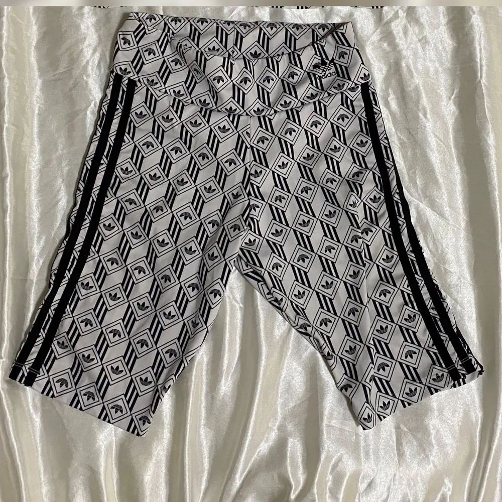 Shorts från Adidas, jättebra skick<3. Shorts.
