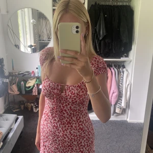 Klänning - Söt, rosa sommarklänning från asos i strl xs. Kan bäras som på bild eller axelbandslöst. Använd ett par gånger. Priset är exkl frakt🫶🏼