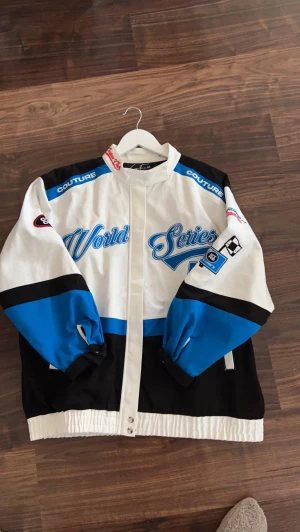 Racer oversize jacka från The Couture Club - Använd 1 gång, superfin racerjacka i en oversize modell. Storlek L, nypris 1550kr. Kvitto finns! 