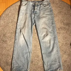 Säljer mina älskade weekday galaxy jeans eftersom jag har växt ur dom och därmed tyvärr inte kommer till användning. Vänster ficka har lite smått slitage(bild 2) och höger framficka har två stora hål inuti.
