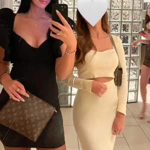 Svart klänning  - Svart klänning med puffar runt axlarna. Klänningen är från Zara och har bara burits en gång, då den är för stor i bysten på mig. Klänningen är i storlek M. Den är också kort.  Köpt för 559kr!