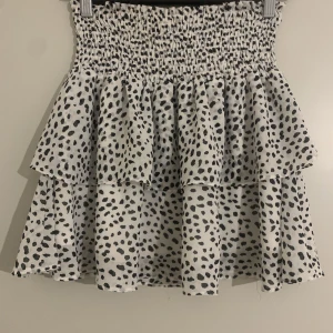 KJOL💗💗 - säljer denna super söta kjol från Retro & Icone, super bra skick då den aldrig kommit till användning då jag inte tycker den passar min stil så jätte bra. 