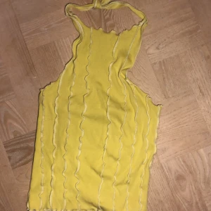 Topp - Sjukt snygg tank topp, köpt från en ”small business” och handtilverkad. Superbra kvalitet och har bara provat en gång. Helt nyskick. Öppen rygg. Säljer pga, lite stor för mig. Orginalpriset var 400. 