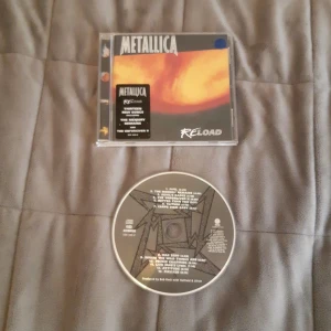Metallica ReLoad cd - Säljer pga har dubbleter! Köpt på en second hand, små repor på fodralet och små fingeravtryck på skivan utöver det så är allt i bra skick! Säljer även Load Metallica cd i tidigare anonns! Kontakta mig vid frågor💕