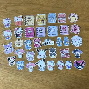 Mini stickers som passar perfekt på små ytor, datorn, mobilen mm. 🎀 7 kr styck, 5 st för 25 och 10 st för 50 🌸 Har tillverkat och målat klistermärken själv. 🎀 frakten tillkommer på 15 kronor. ca 2-4 cm stora. 