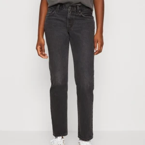 Levi's middy straight  - Middy straight ifrån Levi's med svart/grå tvätt som är använda endast 1 gång, storlek 26x29