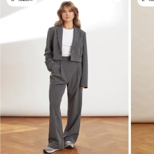 Djerf Avenue blazer & kostymbyxor - Säljer mitt fina set från Djerf Avenue, It Blazer i stl S + Favourite Pants i stl XS. Sparsamt använt så inga fläckar eller hål! Jättefin kvalitet 🫶  Kan skicka fler bilder! 