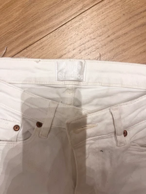 ACNE Jeans - Nästan helt oanvända jeans från Acne. Inga tecken på användning. Dom är skinny fit, men det går såklart att klippa av dom och använda som shorts om man föredrar det!!❤️