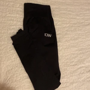 Define seamless tights från ICIW!  - Så snygga define seamless tights från ICIW i mycket bra skick! Har även matchande långärmad topp till i XS! 