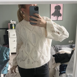 Stickad tröja - Jätte snygg stickad tröja! Knappt använd💞
