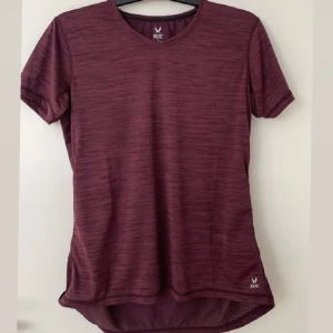 Tränings Tshirt - Säljer denna träningstshirt som tyvärr inte kommer till någon använding längre, väldigt bra skick!