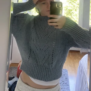 Stickadtröja  - En fin stickadtröja från zara. Står storlek L men sitter bra på en xs-s beroende hur man vill att den ska sitta🥰