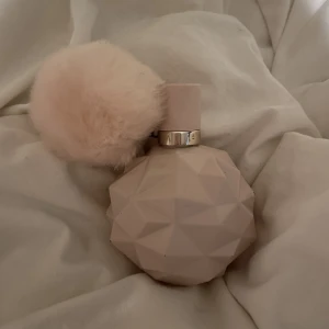 Sweet like candy Ariana grande  - Säljer nu denna parfym ifrån Ariana grande. Den är endast provad enstaka gånger och kommer inte riktigt till användning. Den luktar jätte gott och sött. Köptes för 760kr mitt pris är 390kr. Vid snabb affär kan du få den för 300kr💗