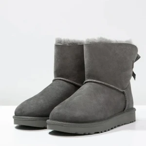 UGG - Helt nya och oanvända uggs i storlek 41. Finns kvar i original förpackning. Ny pris 2200kr. Kan mötas upp i Farsta eller fraktas (du står för frakt kostnaden) 