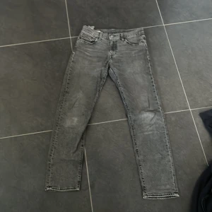 Levis jeans - Gråa Levis 502 taper jeans, bra skick