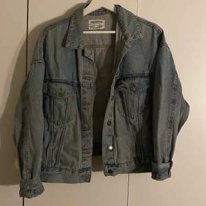 Denimjacka från pull&bear i storlek S.