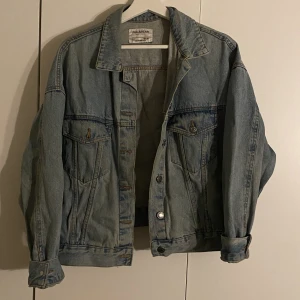 Denimjacka - Denimjacka från pull&bear i storlek S.