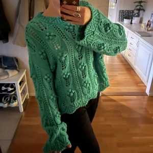 Stickad tröja - Säljer denna mysiga tröjan från zara som är perfekt nu till hösten! Säljer den då jag inte får användning av den. Använd ett fåtal gånger och finns inga tydliga defekter.  Nypris: runt 350 kr  Pris kan diskuteras 