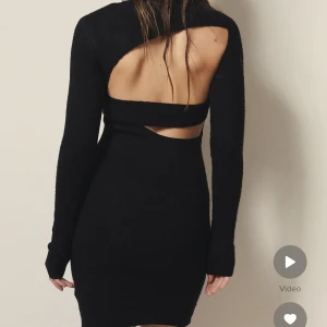 Cut out stickad miniklänning  - Stickad miniklänning från Josefine HJ x NA-KD. Storlek M. Använd 1 gång 