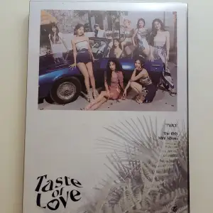 Twice taste of love taste ver album, includes jeongyeon version CD, Dahyun lenticular and jihyo taste card, cd has been used once for testing  Can negotiate price 