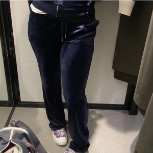 Mörkblå juicy byxor  - Juicy couture ser typ oanvändna ut