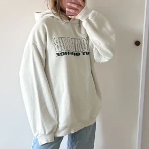vit hoodie - Vit hoodie med mörkgrönt tryck på från NAKD. Storlek S, oversized/baggy fit. Använd men i bra skick. Superskön <3 Hör av dig om du undrar något!🤍✨🎧👋🏼😊