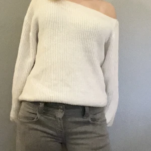 One-sholder tröja - En super fin tröja, nästan aldrig använd. Stickad och varm. Den är inte stickig. Blev fel med budgivningen så lägger upp annonsen igen🤍