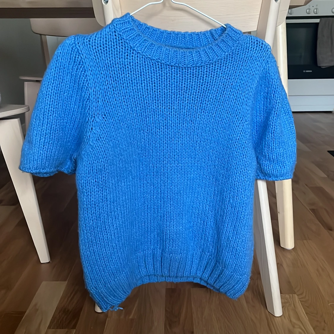 Blå stickad, kortärmad tröja