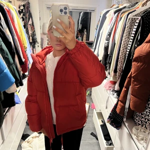 Hm Puffer jacket - Säljer denna superfina röda puffer jackan från hm. I bra skick!! Har dock ett litet hål på luvan men det är inget som märks när man har på sig den, skriv för fler bilder❤️frakt ingår