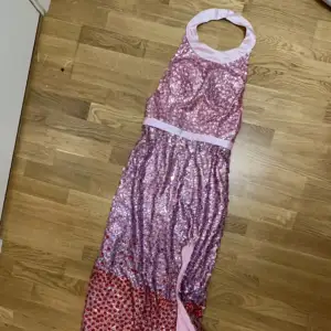 Glitrig festklännig som används några timmar i en fest, köptes från Turkiet för 2000kr Gratis leverans inom Göteborg  Proset går att diskuteras 