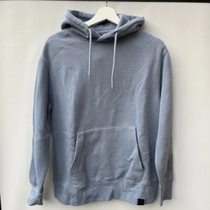 Babyblue hoodie pull&bear  - Säljer en babyblue eller ljusblå basic hoodie från pull & bear i storlek xs men passar som en normal s. Knappt använd så därför i nästan nyskick.  Skriv gärna vid fråg