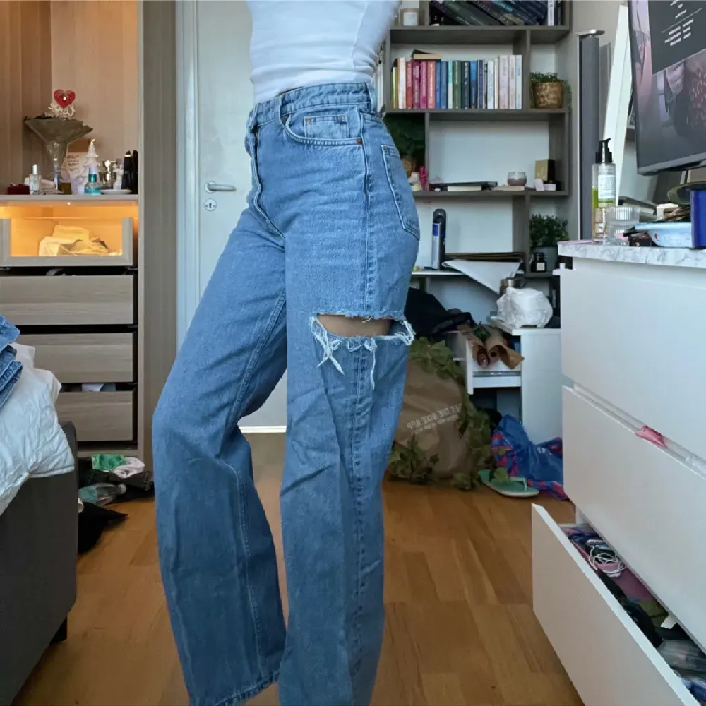 Monki jeans , slitsen har jag gjort själv💖Frakt tillkommer📦. Jeans & Byxor.