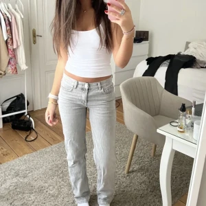 Lågmidjade Gina tricot jeans - Jätte fina Gina tricot jeans köpta för 500kr🩷 säljer då jag köpt liknade och dessa har blivit för små💕