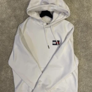 Tommy Hilfiger Hoodie - Fin tröja i lite tyngre material. Tröjan är aldrig använd! Nypris 800kr