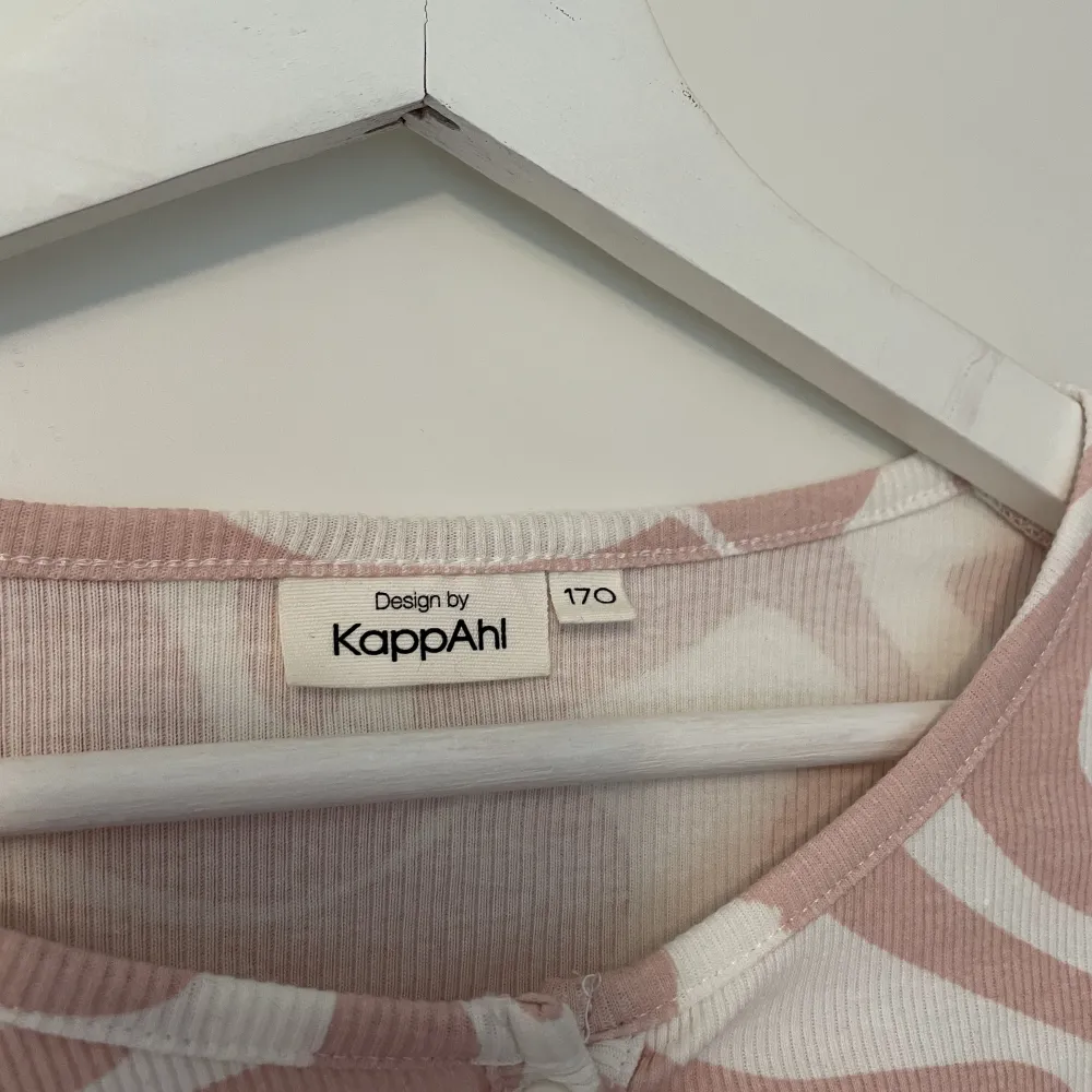 Jättefin rosa mönstrad topp från Kappahl i storlek 170.  Använd 2 gånger . Toppar.