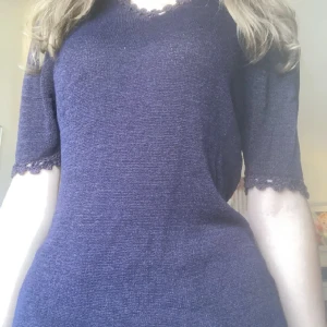 Fin vintage tröja - Fin stickaf lila tröja köpt secondhand. Den är storlek l men sitter fint på mig som har xs, oversized som på bilden. 