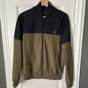 Fred Perry Zip // Skick: 10/10 // Aldrig använd och sitter inte så som jag vill därav säljer jag den 