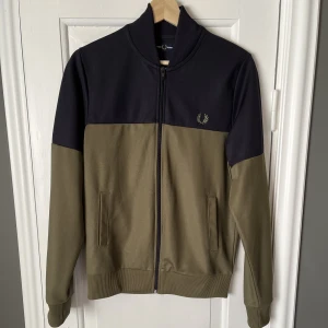 Fred Perry Zip - Fred Perry Zip // Skick: 10/10 // Aldrig använd och sitter inte så som jag vill därav säljer jag den 
