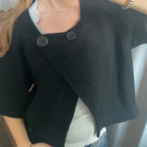 Stickad trekvartströja med knapp🖤 - Jättefin stickad trekvarts tröja med knappar💞 Säljer för att den inte används.  Kontakta mig för fler bilder, frågor och intresse!💕