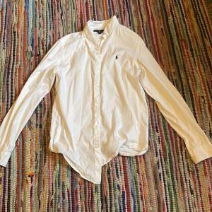 Säljer denna sjukt snygga vita skjortan från Ralph lauren som tyvärr blivit för liten för mig. Kan användas vid alla tillfällen! Super bra skick och säljs för ett grymt pris 