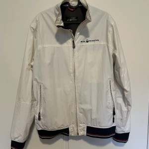 Sail racing jacka  - Finns lite småfläckar på armen annars fin. 