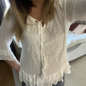 Vit blus - Säljer denna så fina trekvartsärmade vita blusen, använd ett fåtal gånger💗