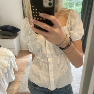 Vit blus - Jättebra skick!❤️‍🔥 säljer då den är lite stor på mig