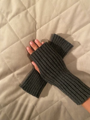 Vantar - Bra att ha till hösten, mörkgråa. Har inte använt dem så de är inte uttöjda. 