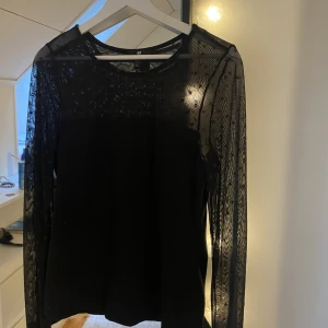 Fin topp - Fin topp i med genomskinligt, prickigt tyg 💕 